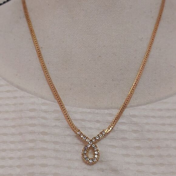 Vintage Avon Rhinestone Embellished Herringbone Chain Necklace Gold Tone - Picture 4 of 8